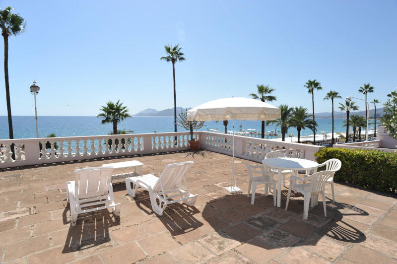Cannes Rentals, rental apartments and houses in Cannes, France, copyrights John and John Real Estate, picture Ref 411-02